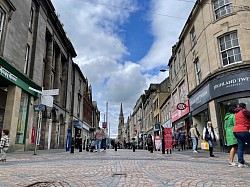 Their main shopping street/メインの商店街